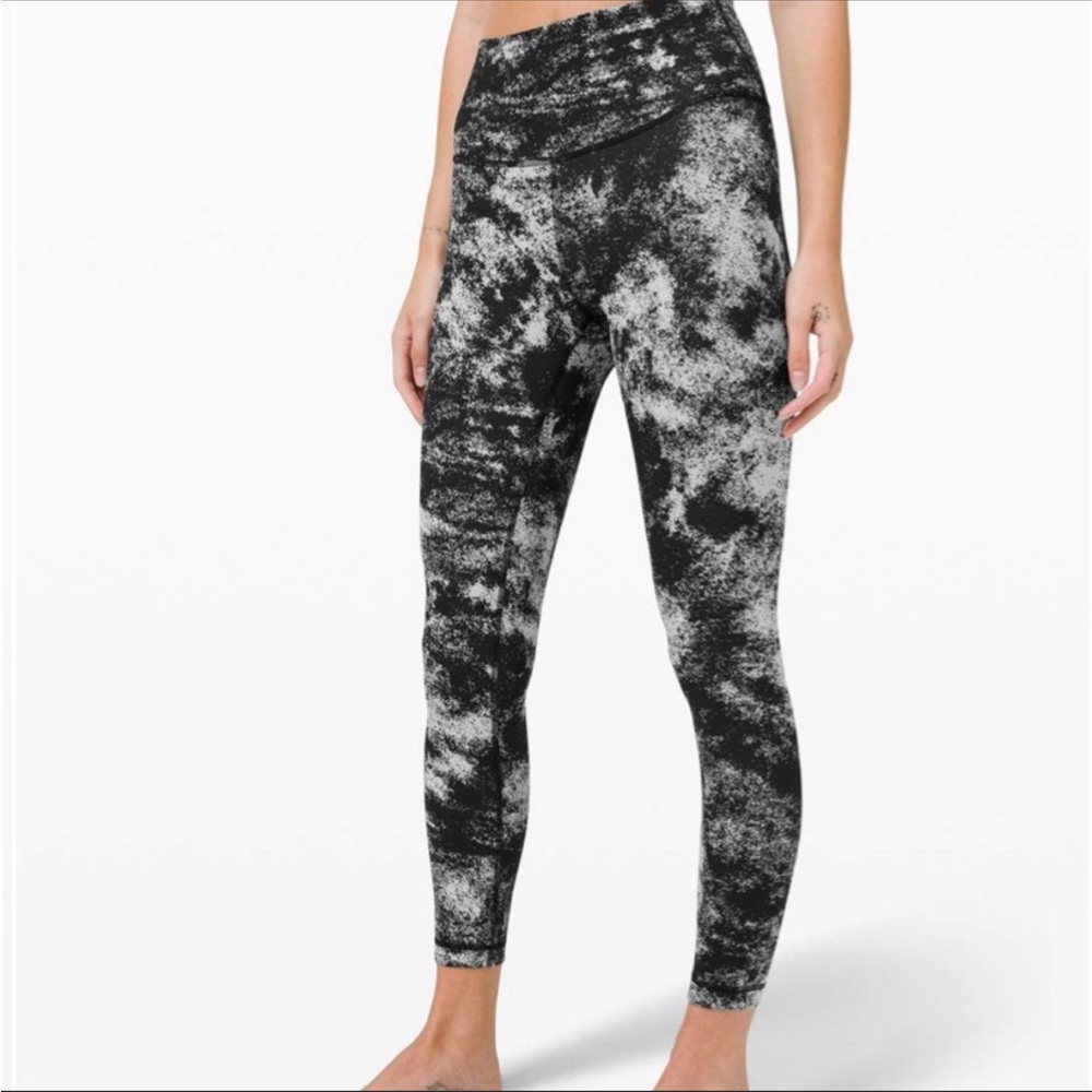 Lululemon Wunder Under Pristine Condition- 25” Jacquard Black & White print SZ 8
